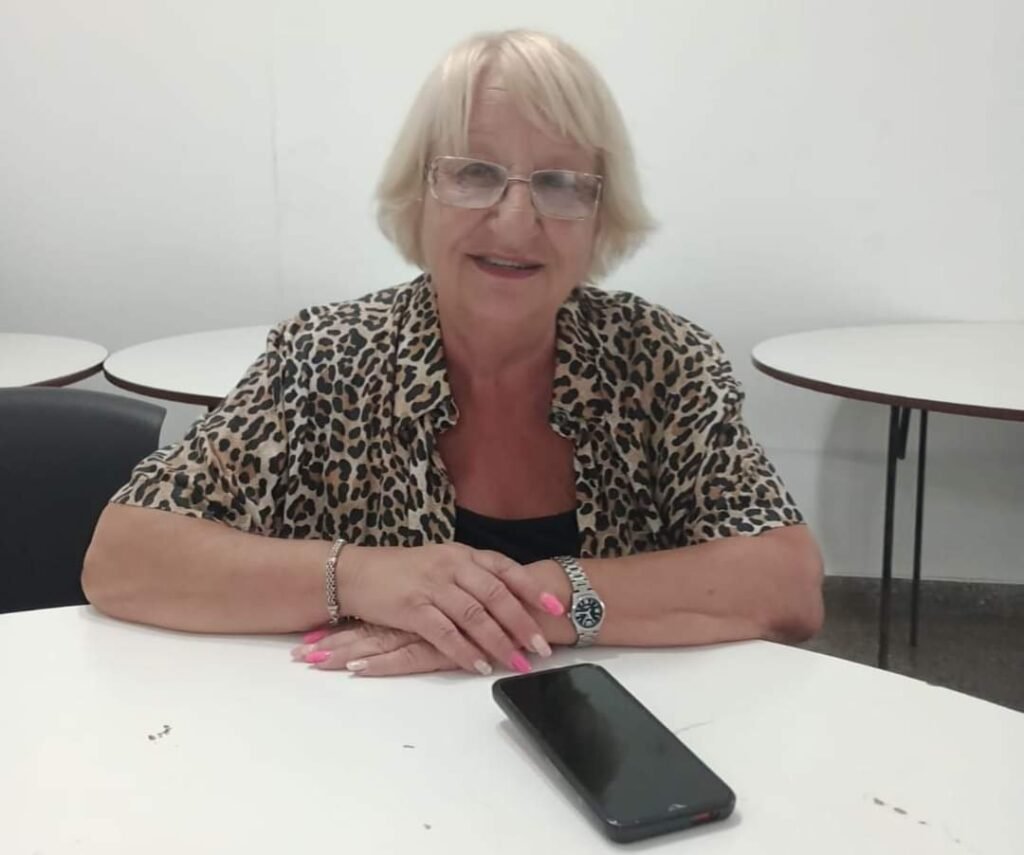 Cuando se piensan posibles notas para el portal del Sindicato de Trabajadores Municipales de Olavarría, su nombre surge en forma natural, espontánea. Se llama Concepción María Prestipino, pero de entrada hace el primer pedido: “Poneme Coca, yo soy Coca”.
Desde hace cuatro años es la presidenta del Centro de Jubilados y Pensionados Municipales. Con una personalidad vehemente, habla, se apasiona, gestualiza, se ríe, se enoja, recuerda y sobre todo proyecta. Siempre tiene algo por hacer, para conseguir. Especialmente para los demás.
Durante 30 años fue empleada municipal con un amplio recorrido. Ingresó como Preceptora del Hogar Sarciat en la gestión de Carlos Víctor Portarrieu. Una etapa de la que guarda anécdotas memorables y muchísimo cariño por aquellos chicos a los que contuvo y la emocionan aún hoy cada vez que los vuelve a cruzar.
Luego vino un paso por el Museo Dámaso Arce y en 1983, con el retorno democrático y el triunfo de Helios Eseverri, pasó a Salud Pública con el doctor Ruiz Moreno, uno de los grandes jefes que recuerda, tal vez el mejor junto a Andrés Ferro.
En el ‘87 se mudó a la Secretaría de Gobierno y desde allí la derivaron luego a la Dirección de Transporte. Hasta que en 1991, con la salida de Juan Manuel García Blanco y el regreso de Eseverri, le llegó un nuevo cambio, ahora a Turismo.
Más adelante fue designada en Control Urbano y el último cambio fue a la Terminal de Omnibus, donde trabajó 14 años hasta su jubilación.
Las gestiones ante el IPS para poder cobrar una deuda de larga data del organismo la cruzó con el secretario general del Sindicato de Trabajadores Municipales de Olavarría, José Salvador Stuppia. “Él consiguió destrabar ese cobro y en esa reunión nos invitó a formar el Centro de Jubilados y Pensionados dentro del Sindicato. Una compañera se levantó y dijo ‘si se forma el Centro, la presidenta tiene que ser la Coca’. A todos les pareció bien y bueno… Acá estoy”, se ríe.
En 2019 se realizó la asamblea formal, fue ratificada en el cargo y allí arrancó la historia más reciente, de pleno crecimiento para el Centro. Enseguida llegó la pandemia, de gran impacto. Por eso son tan valorados los 200 socios actuales que el Centro sumó en tiempos tan difíciles.
Los beneficios son múltiples: atención gratuita en la Asociación Mutual Para Olavarría, importantes descuentos en la Cooperativa Obrera, beneficios con profesionales y comercios gestionados por el Centro.
Viajes a costos rebajados, colonia de vacaciones en el Complejo Sindical Recreativo del STMO, festejos por el Día de la Mujer, Día del Jubilado y otras celebraciones, clases de folklore y más actividades en marcha.
Pero Coca siempre quiere más. Hoy está pensando en sumar nuevos talleres de otras disciplinas y actividades, además del proyecto a mediano plazo de construir una oficina más amplia y cómoda en la sede gremial de calle Rivadavia.
Su espíritu militante y solidario no descansa. “Toda mi vida estuve en política, siempre en el peronismo”
En 2020 tuvo el orgullo de ganar el premio Dina Pontoni, un justo reconocimiento a tanto trabajo y trayectoria.
Le encantan la política y la actividad gremial. “Nací para eso. Eso sí, siempre en la defensa de la clase obrera, no con la patronal”, aclara como si fuese necesario. “Y nunca para defender lo indefendible, sino las causas justas”.